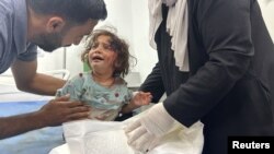رفح حملے میں زخمی ہونے والی بچی اسپتال میں۔ فوٹورائٹرز