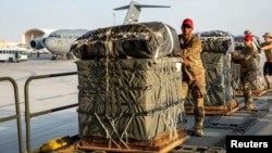 Američki vojici pripremaju pakete pomoći koji se iz aviona bacaju u Gazu, 5. mart 2024. (US Central Command via X/Handout via REUTERS)