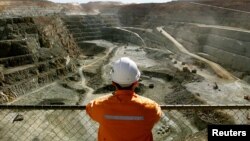 ARSIP – Seorang pekerja tambang mengamati tambang emas terbuka terbesar di Australia yang disebut Fimiston Open Pit, yang juga dikenal sebagai Super Pit, di kota penambangan emas Kalgoorlie, 500 kilometer timur Pertah, 27 Juli 2001 (foto: Reuters/David gray/Foto Arsip)