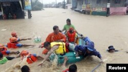Lực lượng cứu hộ kéo một thuyền cao su chở các cư dân ra khỏi nhà cửa bị ngập lụt ở Marikina, ngày 7/8/2012