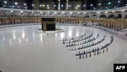 Para jemaah melakukan salat Subuh berjamaah dengan tetap menjaga jarak aman di Masjidil Haram, Mekkah (foto: dok). 