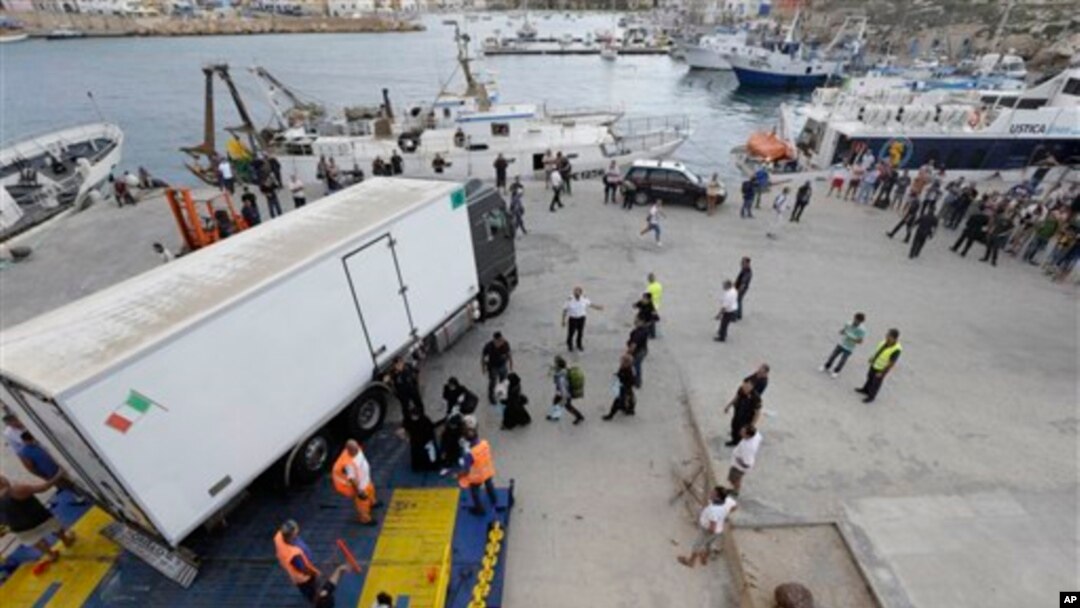 Preživeli migranti se ukrcavaju na brod za Siciliju posle udesa u blizini italijanskog ostrva Lampeduza, 4. oktobar 2013.