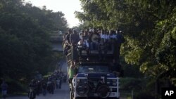 Migrantes centroamericanos que viajan en una caravana a Estados Unidos se dirigen a Mapastepec, México, el miércoles 24 de octubre de 2018.