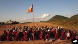 Para pendeta Burma bersama para pengunjuk rasa melajutkan aksi protes mereka di depan tambang tembaga Tiongkokk di Monywa, Burma hingga hari ini, Rabu 28/11 (VOA/Burmese Service). 