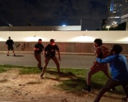 Manifestantes y agentes de las fuerzas del orden se enfrentan en las calles de la ciudad.