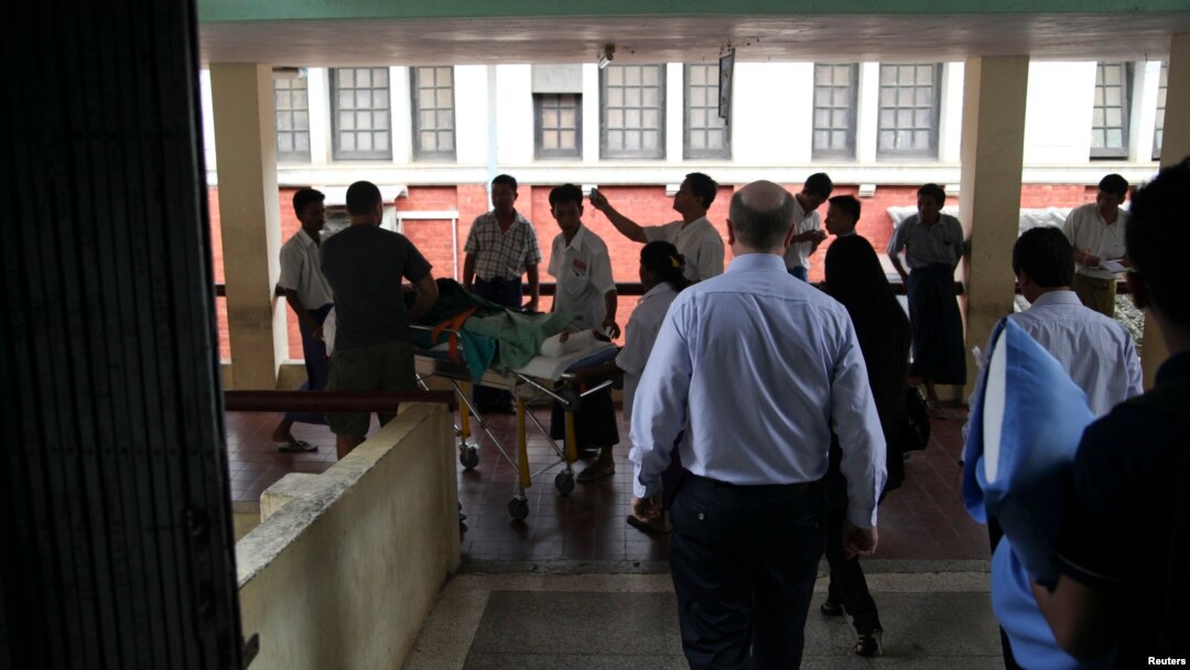 Perawat di rumah sakit umum Rangoon membawa seorang korban yang terluka akibat ledakan bom di Hotel Traders, Burma, 15/10/ 2013.