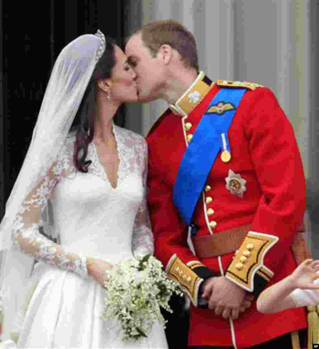 Britain's Prince William kisses his wife Kate, Duchess of Cambridge on the balcony of Buckingham Palace after the Royal Wedding in London, April 29, 2011 (AP Photo/Matt Dunham)