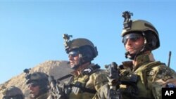 এক আফগান সেনা দুজন ফরাসী সেনাকে হত্যা করেছে