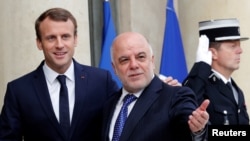 Presiden Prancis Emmanuel Macron menyambut Perdana Menteri Irak Haider Al-Abadi di Istana Elysee, Paris, 5 Oktober 2017.