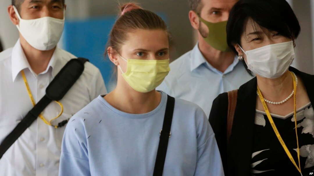 Pelari Belarus, Krystsina Tsimanouskaya, saat tiba di bandara Narita, Tokyo, Jepang Rabu (4/8). 