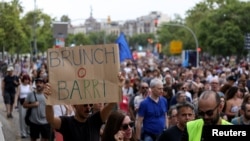 Los manifestantes asisten a una manifestación contra el turismo de masas en Barcelona, España, el 6 de julio de 2024. La capital catalana recibió más de 12 millones de turistas en 2023 y espera más en 2024.