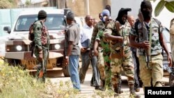 Des soldats mutinés viennent rencontrer le ministre ivoirien de la Défense Alain-Richard Donwahi pour des pourparlers à Bouaké, Côte d’Ivoire, 7 janvier 2017.