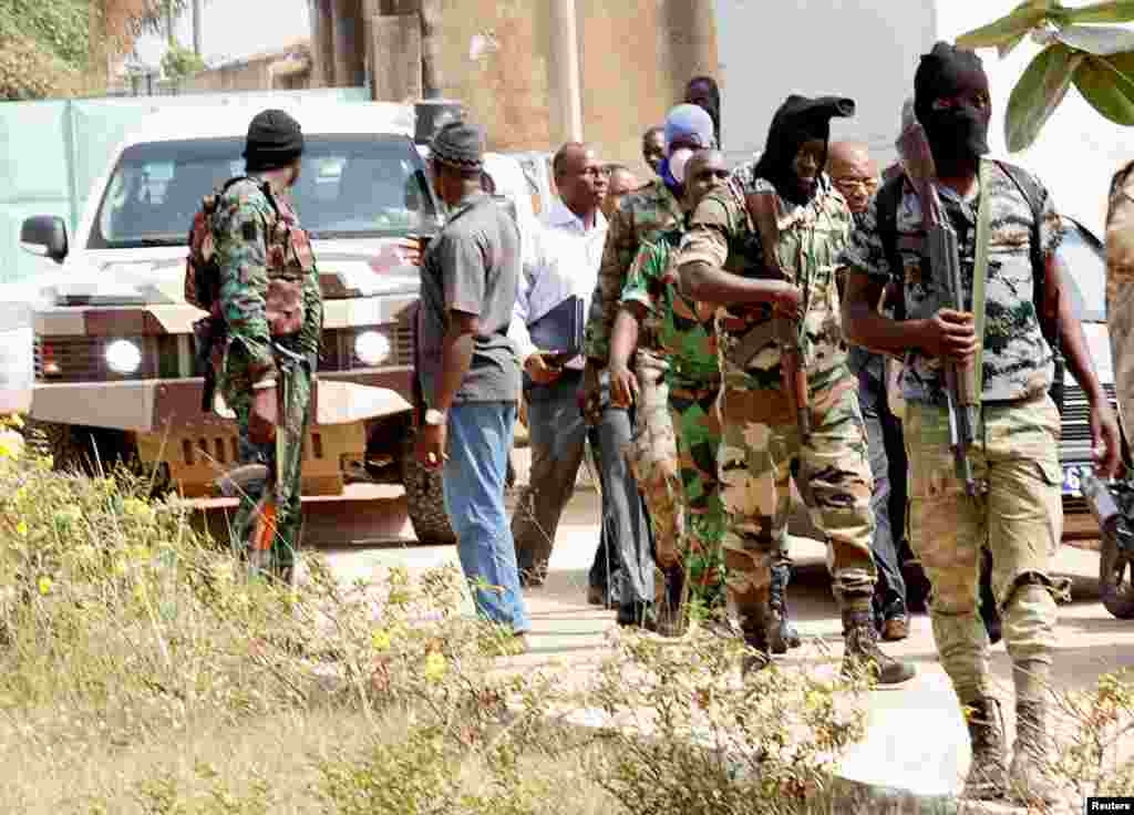 Des soldats mutinés viennent rencontrer le ministre ivoirien de la Défense Alain-Richard Donwahi pour des pourparlers à Bouaké, Côte d’Ivoire, 7 janvier 2017.