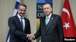 Ердоган и Мицотакис се состанаа на маргините на Самитот на НАТО во Вилнус денес, на нивната прва средба од март минатата година