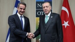 Cumhurbaşkanı Erdoğan, Litvanya'da devam eden NATO zirvesi çerçevesinde Yunanistan Başbakanı Miçotakis ile biraraya geldi