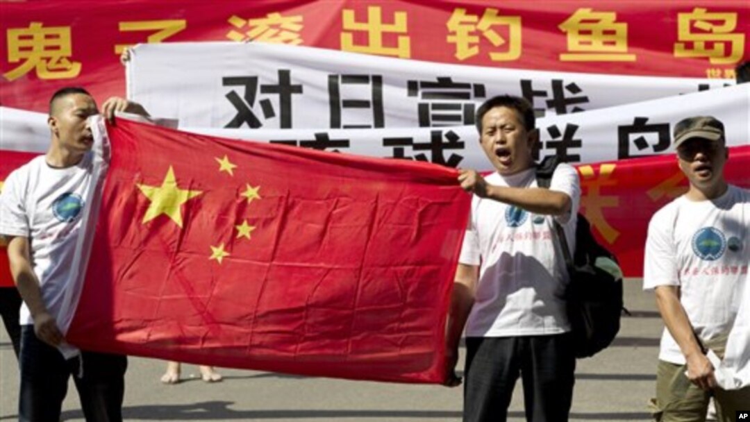Warga Tiongkok melakukan protes di depan Kedutaan Jepang di Beijing dengan membawa tulisan "Umumkan Perang dengan Jepang", hari Rabu (15/8).
