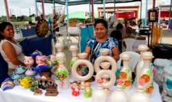 Adornos y artesanías vendidos en las ferias populares de Nicaragua.