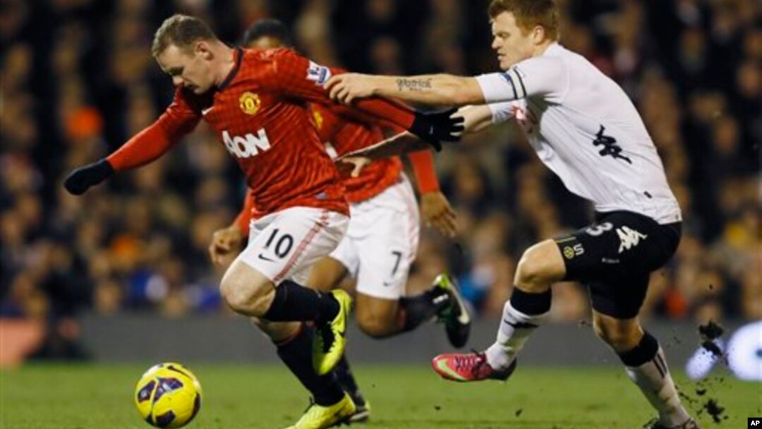 Tendangan Wayne Rooney, kiri, ini berhasil menggolkan kemenangan bagi Manchester United ats Fulham di Stadion Craven Cottage di London (foto, 2/2/2013).