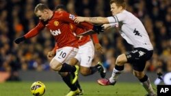 Tendangan Wayne Rooney, kiri, ini berhasil menggolkan kemenangan bagi Manchester United ats Fulham di Stadion Craven Cottage di London (foto, 2/2/2013).