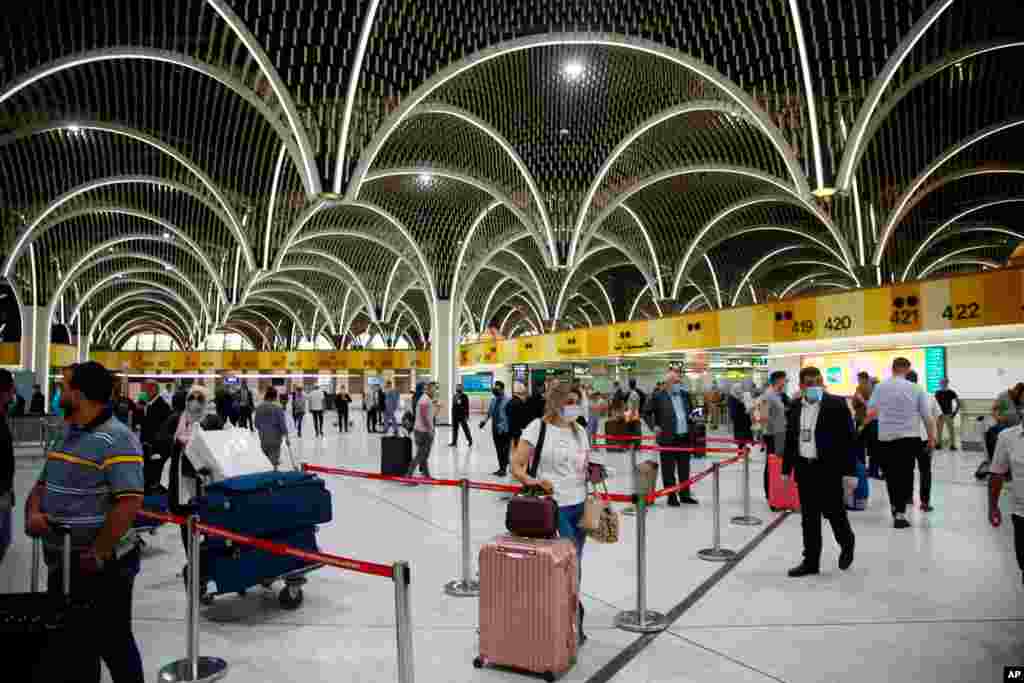 فرودگاه بغداد با از سرگرفتن پروازها در عراق به روی مسافران باز شد. شمار کل مبتلایان به &#171;کووید-۱۹&#187; در عراق از مرز ۱۰۰ هزار نفر عبور کرده است.