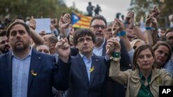 Carles Puigdemont, au centre, lors d'une manifestation à Barcelone, Espagne, le 21 octobre 2017.