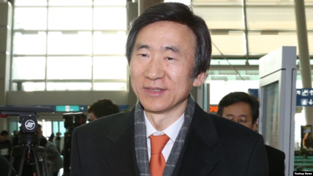 윤병세 한국 외교부 장관이 스위스 제네바에서 열리는 유엔 인권이사회에 참석하기 위해 4일 출국하고 있다.