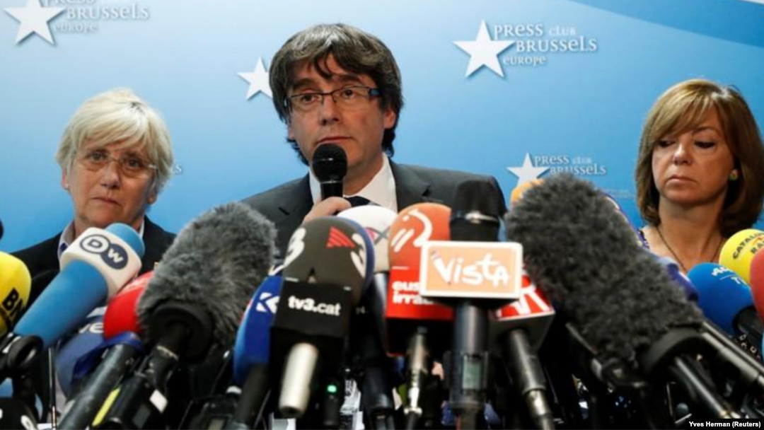 Pemimpin Catalán, Carles Puigdemont (tengah) memberikan pernyataan dalam konferensi pers di Brussels, Belgia, Selasa (31/10). 