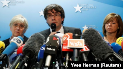 Pemimpin Catalán, Carles Puigdemont (tengah) memberikan pernyataan dalam konferensi pers di Brussels, Belgia, Selasa (31/10). 