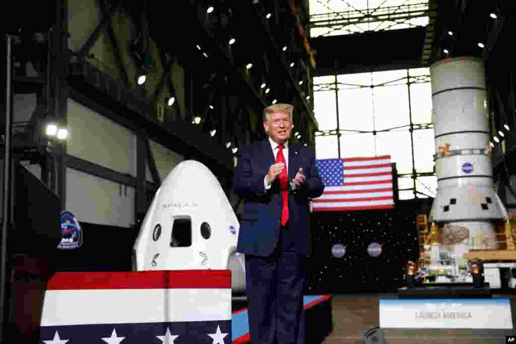 El presidente Donald Trump se pone de pie despu&#233;s de ver el vuelo de SpaceX a la Estaci&#243;n Espacial Internacional, en el Centro Espacial Kennedy.