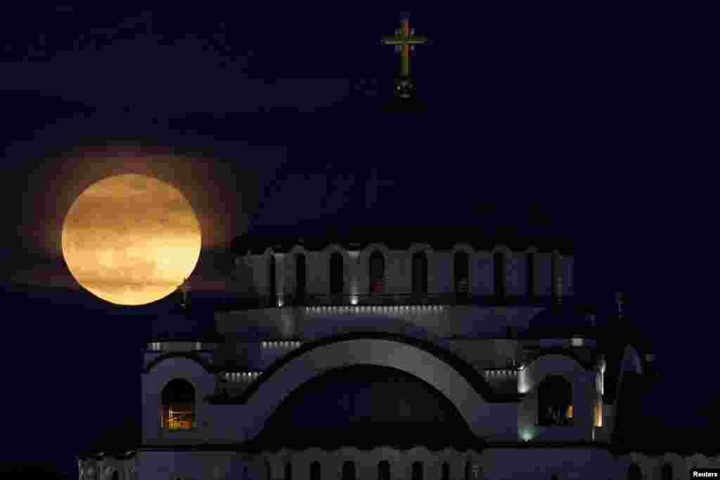 Bu da &lsquo;kanlı ay&rsquo; olarak adlandırılıyor. (Arşiv: Sırbistan Belgrad&#39;ta ay tutulması)