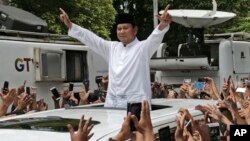 Prabowo Subianto meminta pendukungnya untuk tidak melakukan kekerasan dalam acara parade di Jakarta, 19/4 lalu (foto: dok). Prabowo dilaporkan sedang bepergian ke luar negeri. 