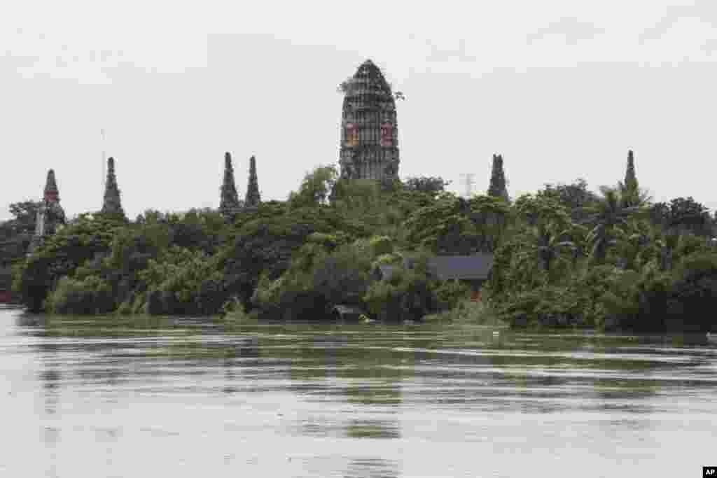 The flooded centuries-old UNESCO World Heritage Site along the river, Ayutthaya, Thailand, October 6, 2011. (VOA - D. Schearf)