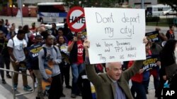 Frank Corbishley, de Coral Gables, Florida, marcha en apoyo de la Acción Diferida para la Infancia (DACA) y el Programa de Estatus de Protección Temporal (TPS) el miércoles, 17 de enero de 2018, en Miami.