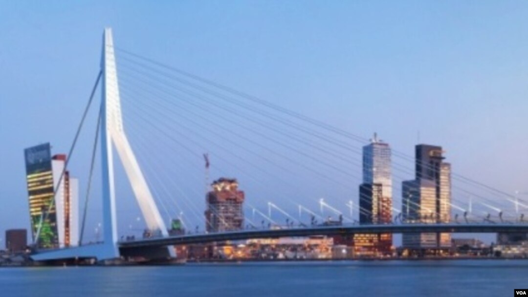 Para tersangka ditangkap di kota pelabuhan Belanda, Rotterdam.