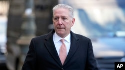 Бывший глава отдела контрразведки ФБР в Нью-Йорке Чарльз Макгонигал перед входом в федеральный суд Манхэттена в Нью-Йорке, 8 марта 2023 г.