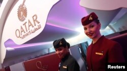 Para pramugari Qatar Airways berpose di International Tourism Trade Fair ITB di Berlin, Jerman, 8 Maret 2017.