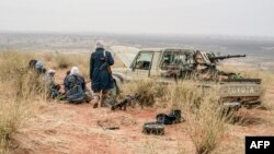 Militan Gerakan Pembebasan Azawad sedang berpatroli di wilayah Meneka di Mali, 4 Februari 2018. 