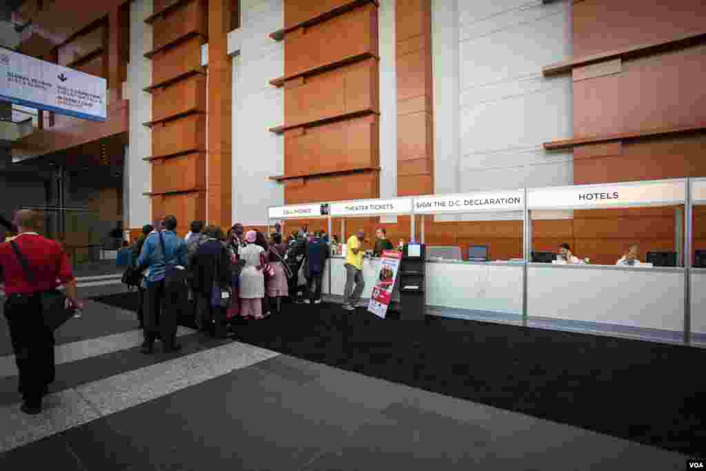 International attendees line up to obtain cell phones at the Washington Convention Center, July 23, 2012. (Alison Klein/VOA) 