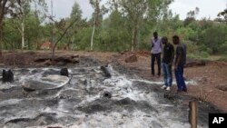 Quelques habitants visitent le camp de Kangaba incendié au cours de l’attaque près de Bamako, Mali, 21 juin 2017.