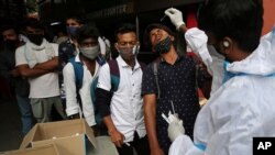 16일 인도 벵갈룰루에서 의료진이 주민들의 신종 코로나바이러스 감염 검사를 위한 검체를 채취하고 있다.