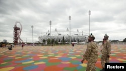 Beberapa tentara Inggris melakukan patroli di sekitar stadion Olimpiade di Olympic Park, Stratford, London timur (17/7). Inggris mengerahkan 18.200 tentara untuk pengamanan olimpiade.