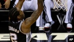 Kawhi Leonard, de los San Antonio Spurs, brilló y logró un récord personal con 29 puntos