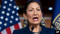 La congresista Deb Haaland, demócrata de Nuevo México y copresidente del Consejo Nativo Americano, habla a periodistas en el Capitolio en Washington D.C.