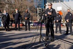 La oficial de policía de Nashville, Brenna Hosey, una de los seis oficiales que ayudaron a evacuar personas antes de la explosión en Nashville,habla en conferencia de prensa el domingo 27 de diciembre de 2020.