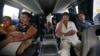 Un oficial de migración chequea a los pasajeros en un autobús en un punto de control en Tapachula, estado de Chiapas, México, el 7 de junio, de 2019.