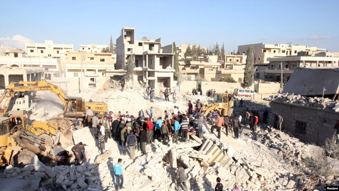 Warga mencari para korban yang selamat di antara reruntuhan bangunan yang hancur akibat serangan misil Scud di wilayah Hretan, timur laut kota Aleppo, Suriah (29/3).