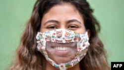 Isabella Rodsil, warga Brazil, mengenakan masker pelindung transparan, yang dirancang agar gerak bibirnya dapat terbaca, 15 Mei 2020. (DOUGLAS MAGNO / AFP)