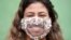 Isabella Rodsil, warga Brazil, mengenakan masker pelindung transparan, yang dirancang agar gerak bibirnya dapat terbaca, 15 Mei 2020. (DOUGLAS MAGNO / AFP)