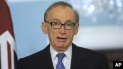 Ngoại trưởng Bob Carr.