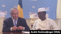 Benyamin Netanyahu et Idriss Deby Itno signant l'accord sur le rétablissement de relations diplomatique entre le Tchad et Israël, le 20 janvier 2019, à N'Djamena au Tchad. (VOA/André Kodmadjingar)